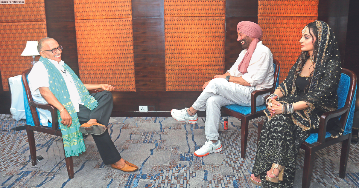 Dr Jagdeesh Chandra, interacts with ‘Tara Singh’ aka Sunny Deol and ‘Sakeena’ aka Ameesha Patel